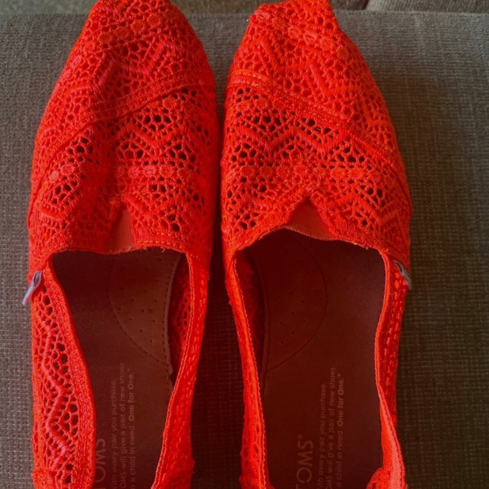 Toms Classics Neon Coral Crochet Womens Slip On Shoes Sz 9